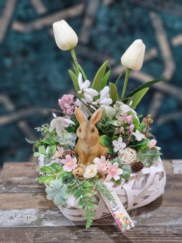 Tavaszi asztaldísz rattan négyzet alakú kosárkában, nyuszival és tulipánnal