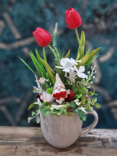 Tavaszi asztaldísz szürke bögrében, Manóval és tulipánnal