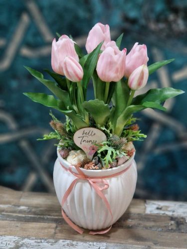 Tavaszi asztaldísz kerámia kaspóban, rózsaszín tulipánokkal - hello Tavasz felirattal