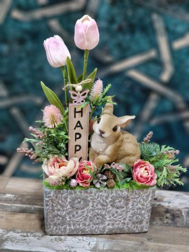 Tavaszi asztaldísz cement kaspóban, tulipánokkal és nyuszival