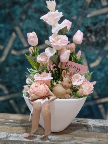 Tavaszi asztaldísz kerámia kaspóban, tulipánokkal, liziantusszal és kerámia nyuszival
