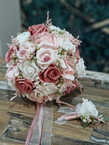 Menyasszonyi csokor - Mályva/Fehér polifoam rózsákból 
