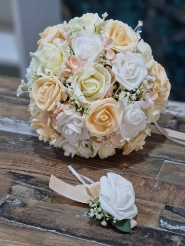Menyasszonyi csokor - Barack/Krém/Fehér polifoam rózsából