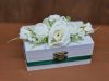 Esküvői gyűrűtartó csatos fadoboz virágokkal, zöld és fehér szalaggal