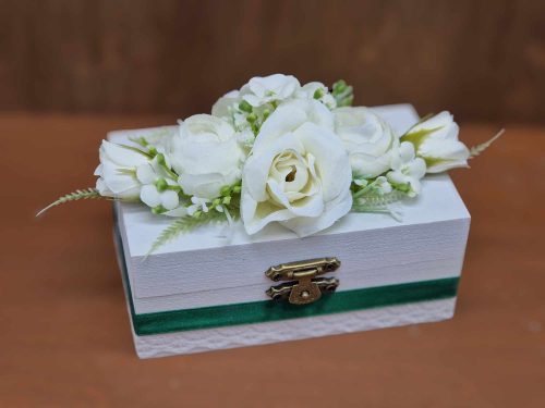 Esküvői gyűrűtartó csatos fadoboz virágokkal, zöld és fehér szalaggal