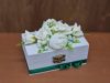 Esküvői gyűrűtartó csatos fadoboz fehér virágokkal és zöld szalaggal