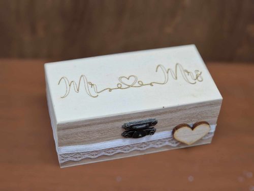 Esküvői gyűrűtartó csatos fadoboz gravírozott Mr and Mrs felirattal